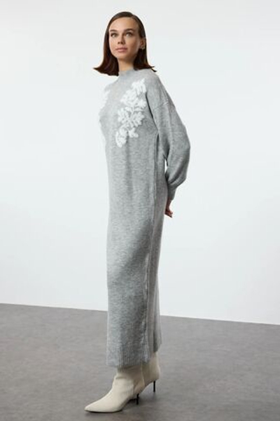 Серое трикотажное платье с жаккардовым принтом и воротником-стойкой TCTAW25EB00050