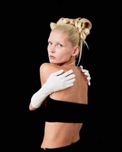 Перчатки из белого бифекса до локтя