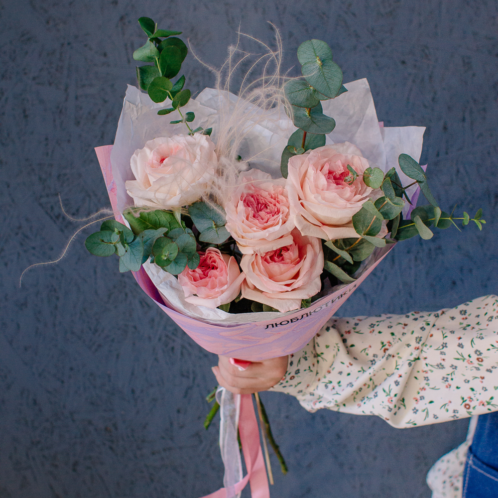 143. Ароматный нежный букет из пионовидных роз