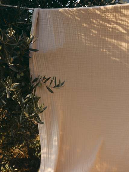 Покрывало двухстороннее из многослойного муслина цвета охры из коллекции essential, 180х250 см