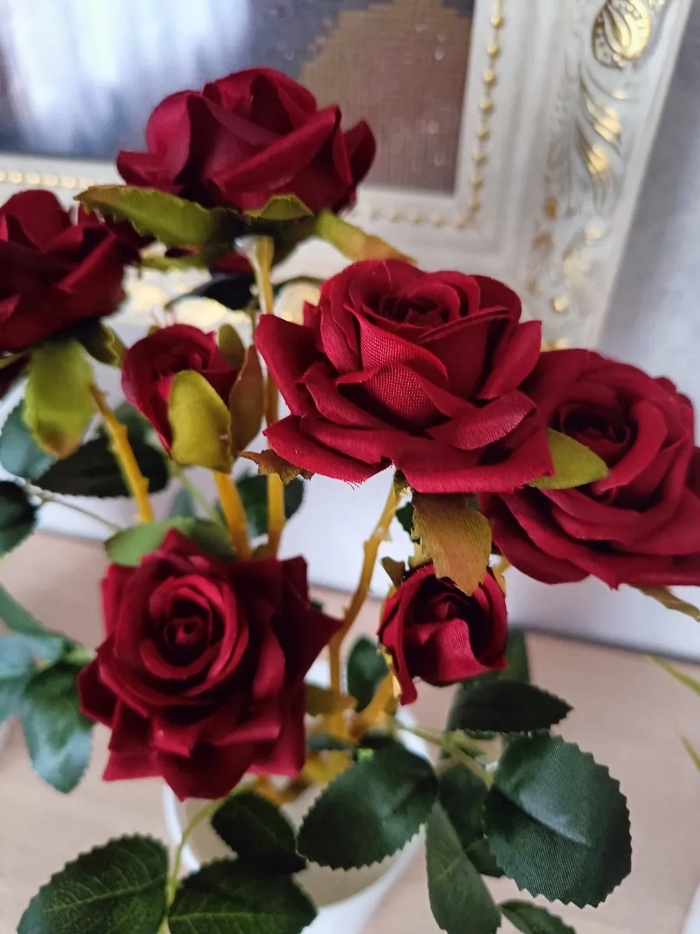 Роза кустовая бархатная, в кашпо.