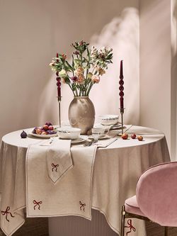 Дорожка на стол Fancy Bows бежевого цвета из коллекции Essential, 45x150 см