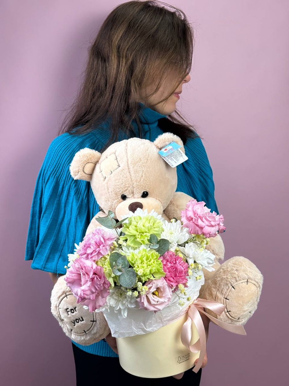 Композиция из диантусов и эустомы с игрушкой-медведем