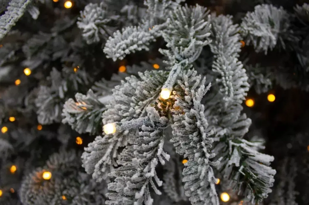 Ель Стильная заснеженная 305 см., 1272 LED ламп, литая хвоя+пвх, Black Box (74595)