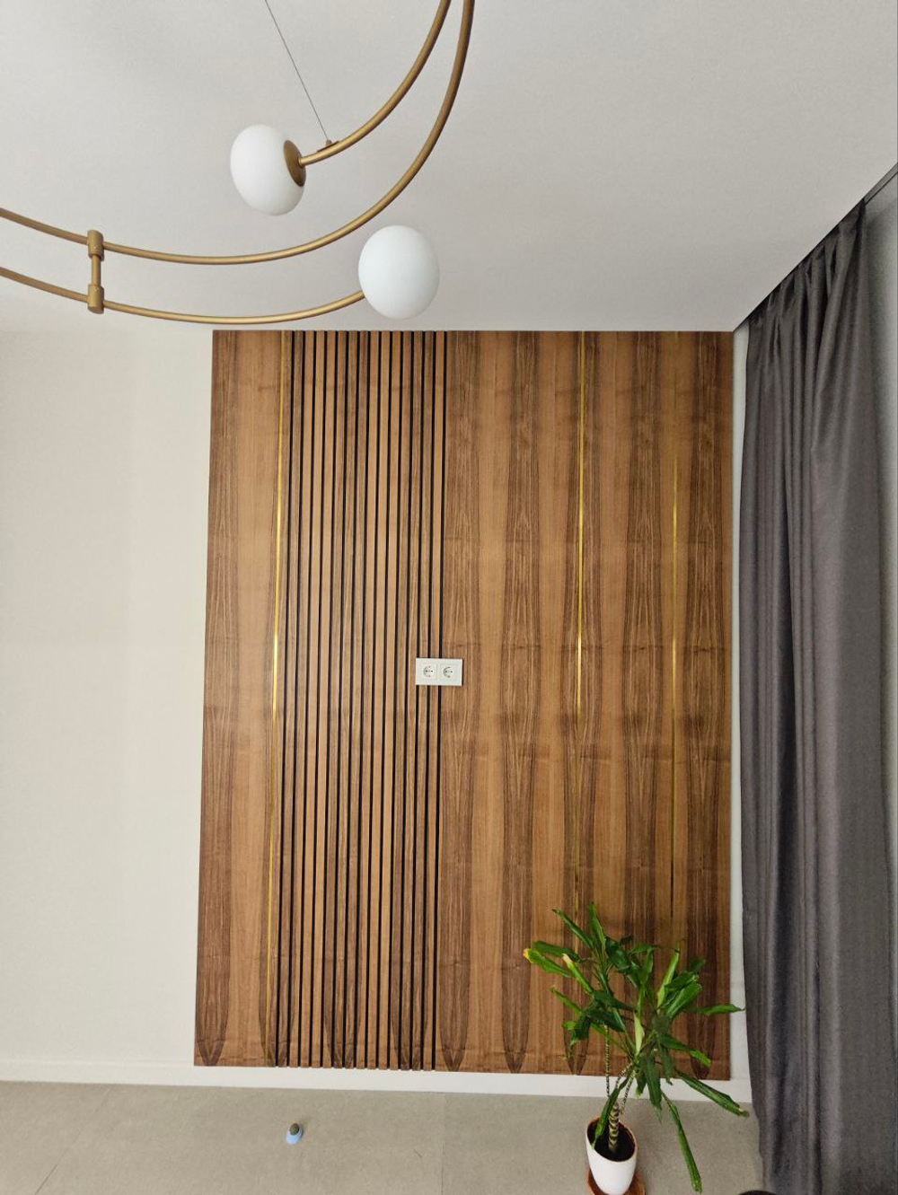 Фрезерованная МДФ панель в шпоне Ореха с латунными вставками