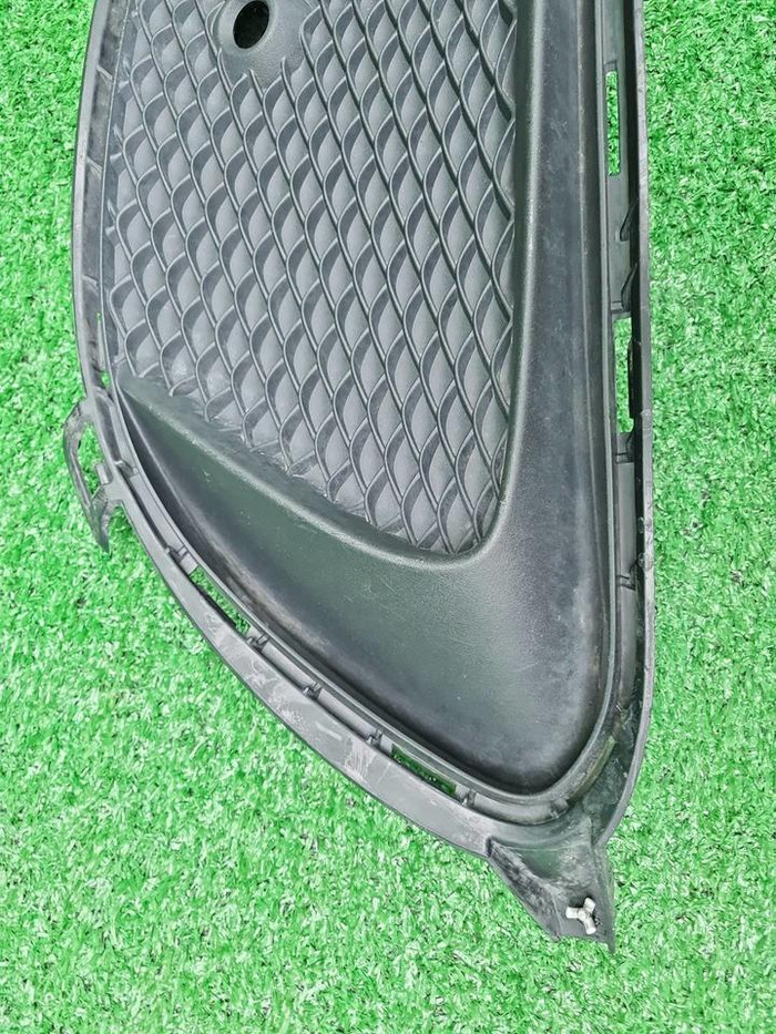 Решетка перед. бампера Mercedes A W176 (15-18) AMG