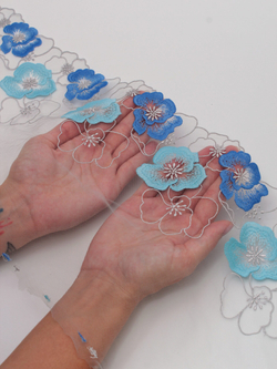 Вышивка на сетке светло-серая с синим и голубым ширина 22 см (2 стороны)