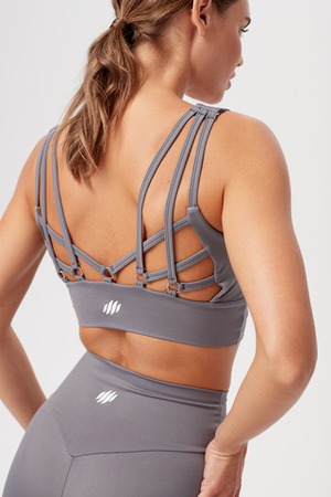 Топ с кольцами на спине