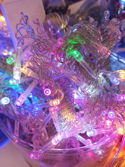 Занавес на окнах и балконах.