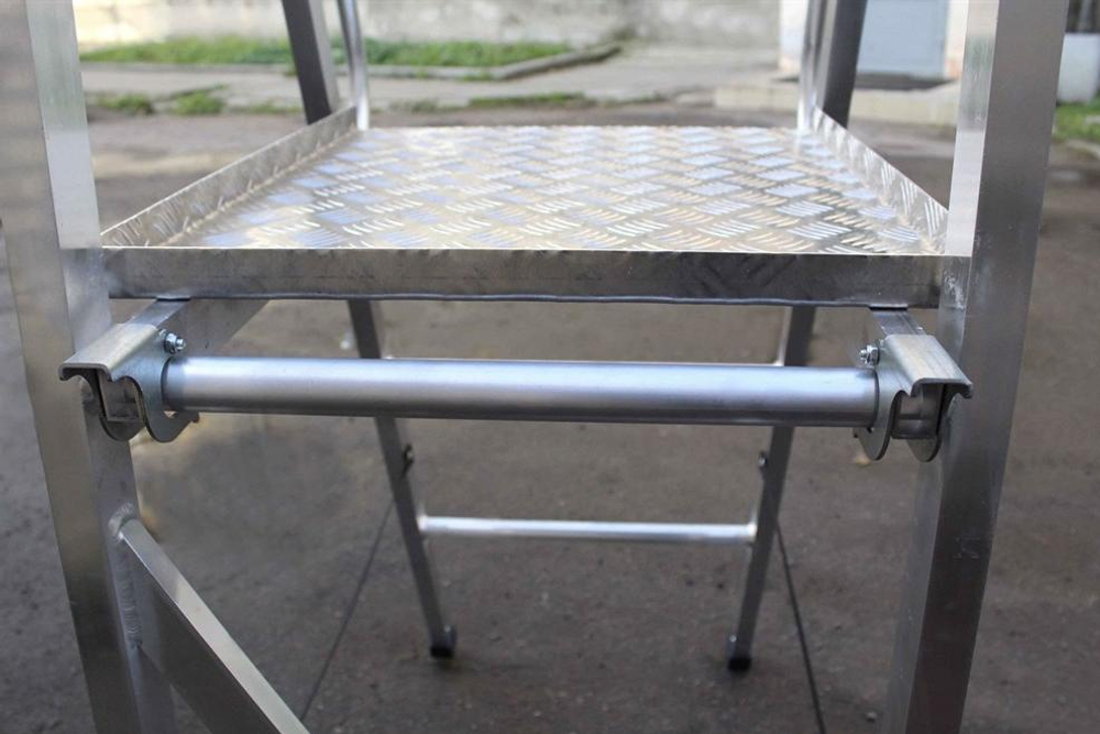 Лестница-платформа фиксированной высоты алюминиевая MEGAL ЛПФВА Н=1.2-8 пер. с трав. и шир. ступ.