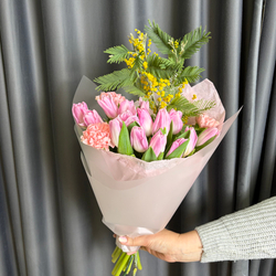 Розовые тюльпаны с мимозой и диантусом