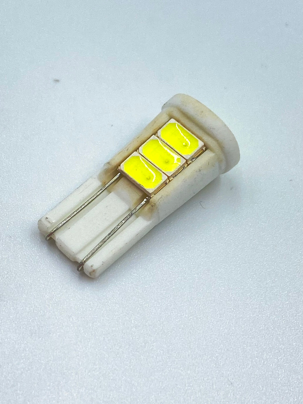 Лампа светодиодная бесцокольная T10 8 SMD Аналог W5W Свет белый 9/32V