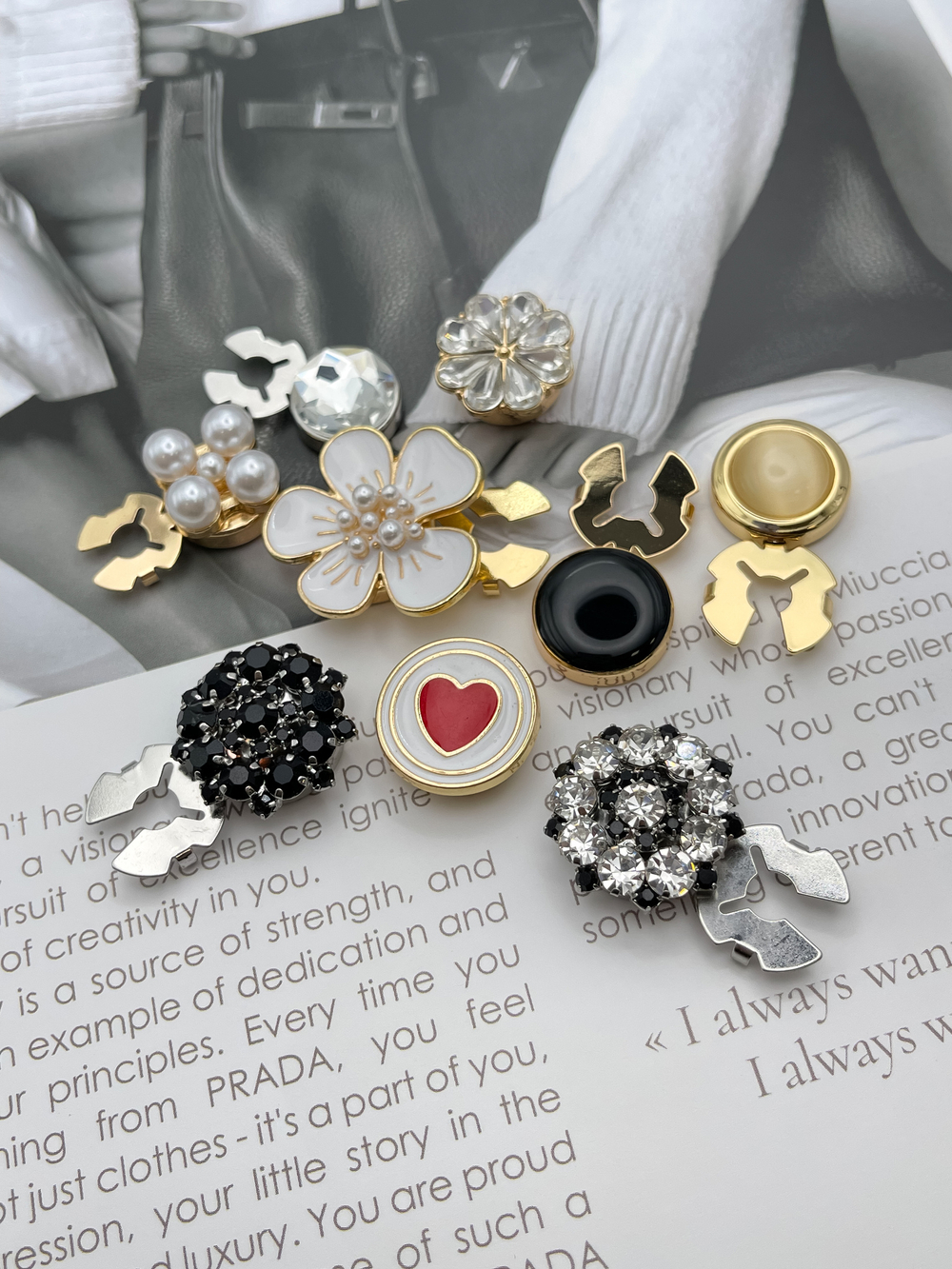 Накладка на пуговицу золотистая с белой эмалью в форме цветка с жемчугом (клипса)