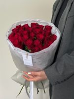 Букет 25 красных роз в оформлении