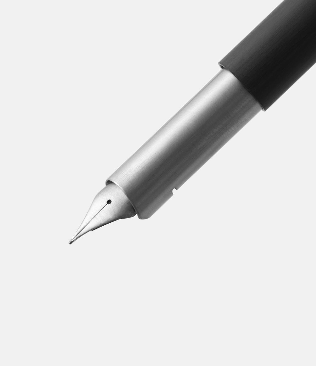 7000 Carbontitanium — перьевая ручка из карбона