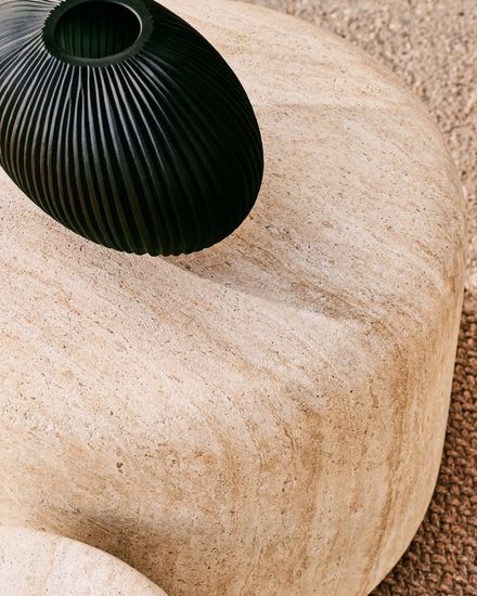 Цементный столик Drasi с отделкой под травертин Ø60 см