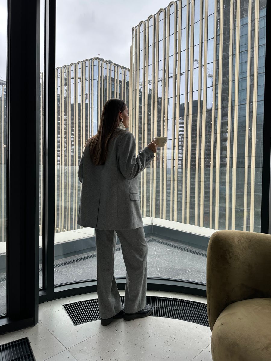 Брюки из шерсти со складками светло-серые