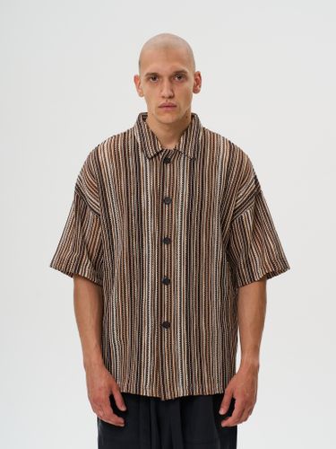 Вязаная коричневая рубашка с коротким рукавом