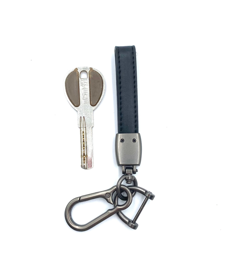 Брелок для ключей кожаный с эмблемой Mitsubishi (кожзам, белая надпись)