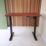 Регулируемый компьютерный стол Motor UP с регулировкой по высоте — столешница МДФ красное дерево