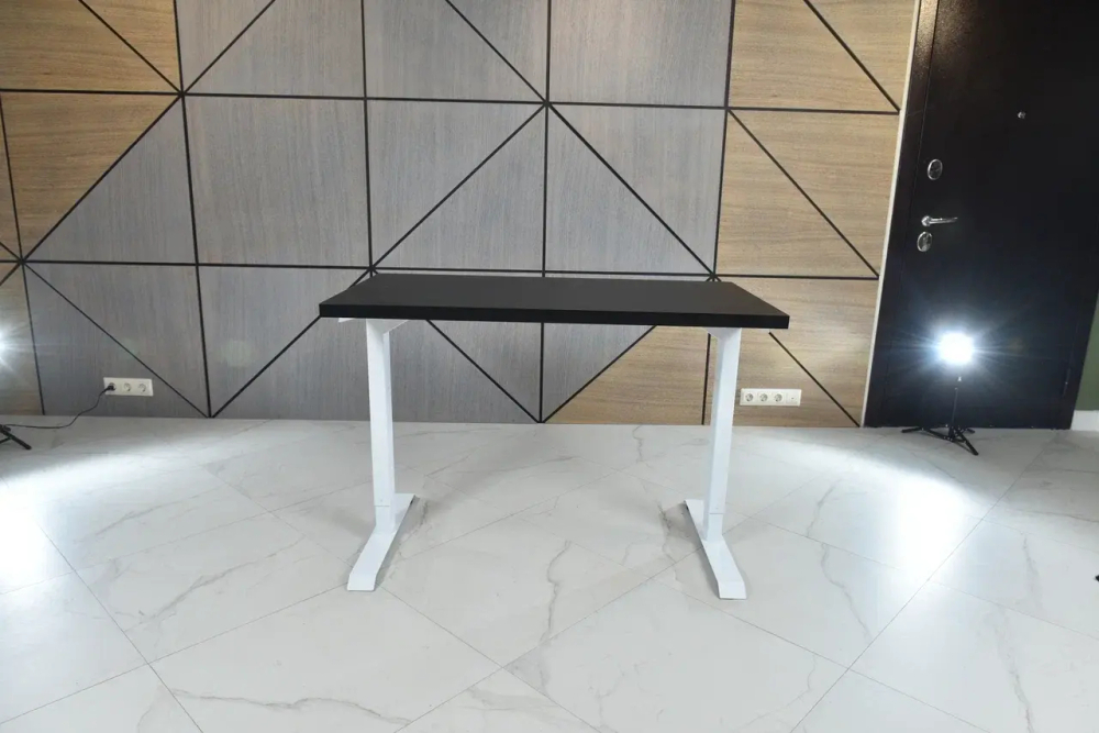 Регулируемый компьютерный стол Bazalt с регулировкой по высоте — столешница МДФ Черный