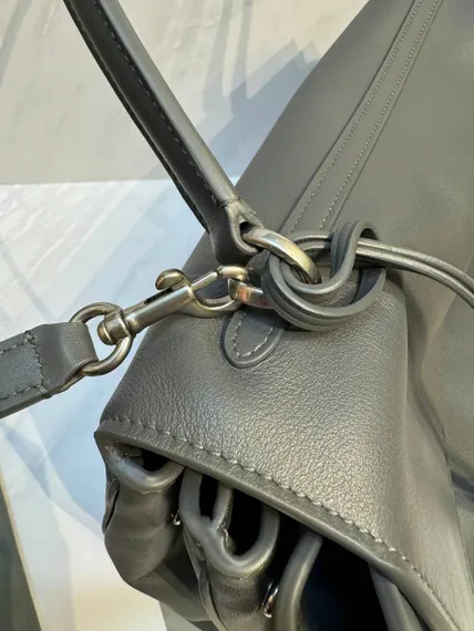 Сумку BALENCIAGA RODEO HANDBAG серый