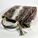 Женская розово-коричневая сумка из натуральной кожи с тиснением питон