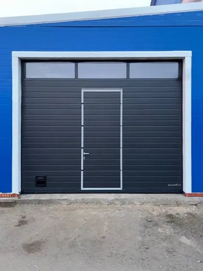 Секционные ворота с калиткой