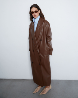 Плащ из экокожи коричневый