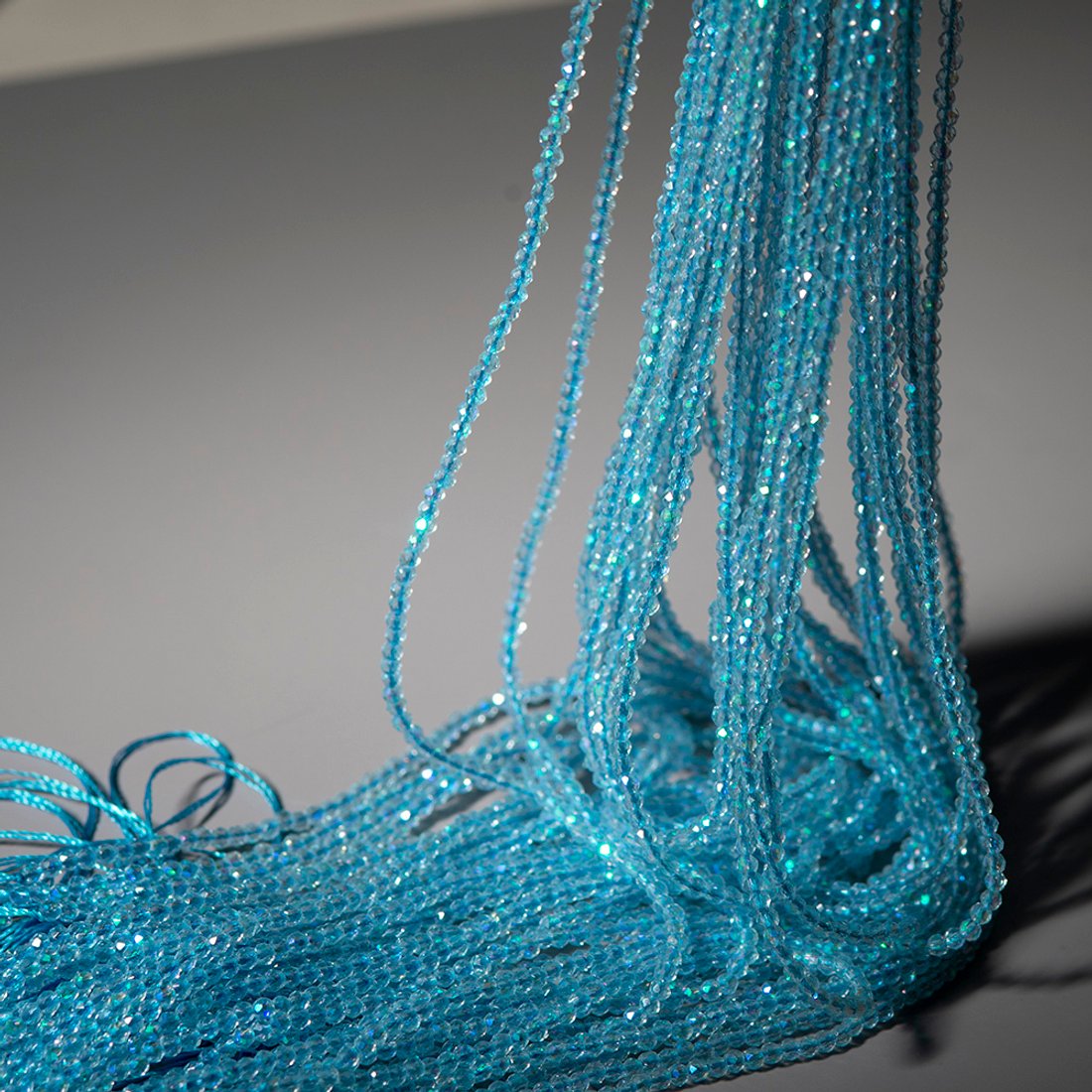 Голубая шпинель синтетическая с эффектом иризации, 2мм, шар, микроогранка