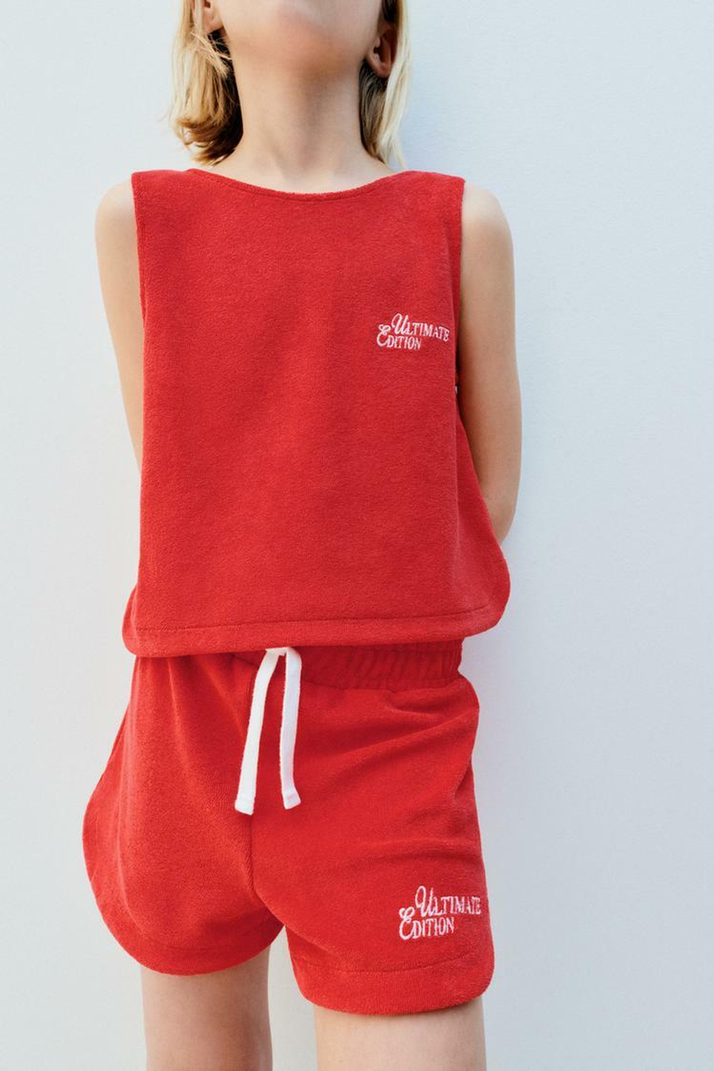 ZARA КОМПЛЕКТ ИЗ ФУТБОЛКИ И ШОРТОВ ИЗ МАХРОВОЙ ТКАНИ, ЯРКИЙ КРАСНЫЙ
