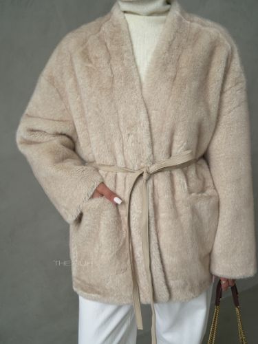 Бежевая шуба с поясом