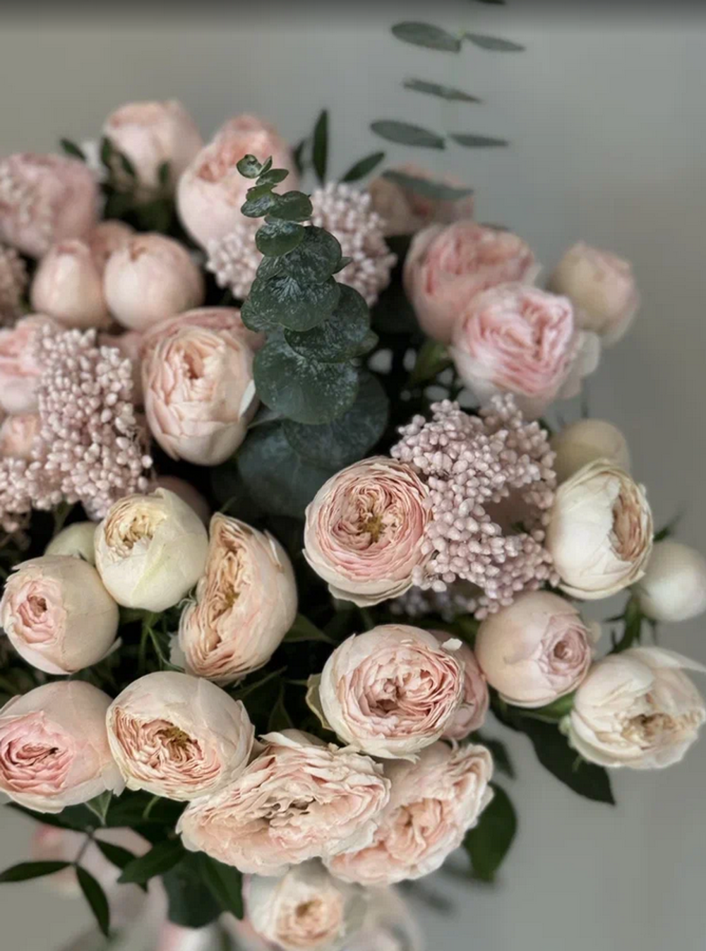 Букет пионовидные розы с озотамнусом