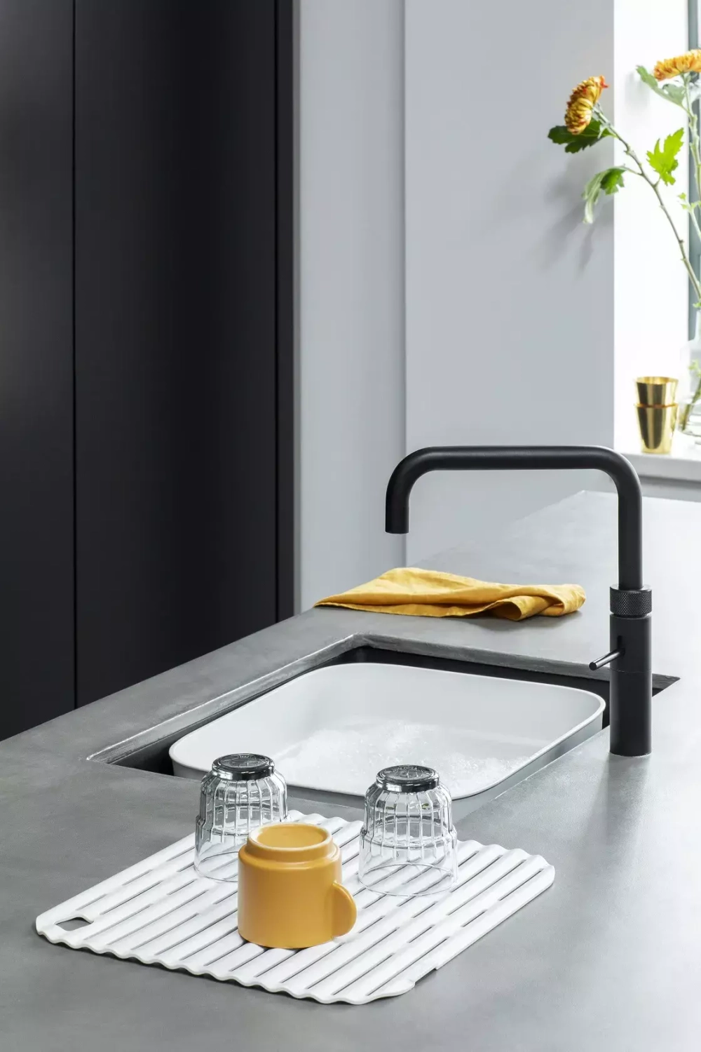 Brabantia - Мойочный контейнер Sink Side с крылом для сушки, светло-серый / артикул   302688  / GTIN 8710755302688