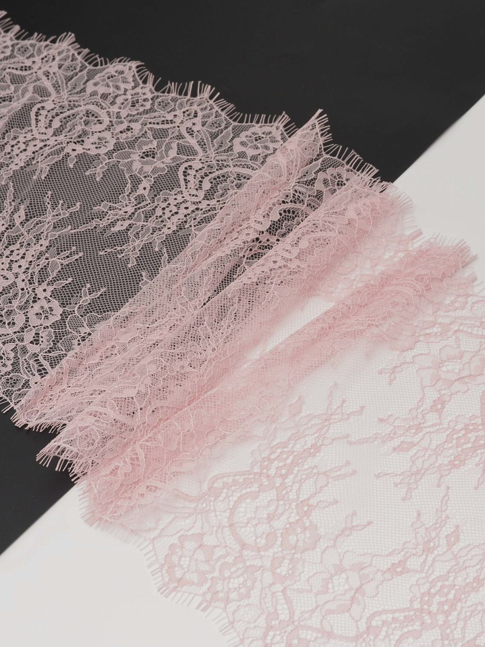 Кружево шантильи пудровое (лотос) неэластичное ширина 23 см длина 1.45 м