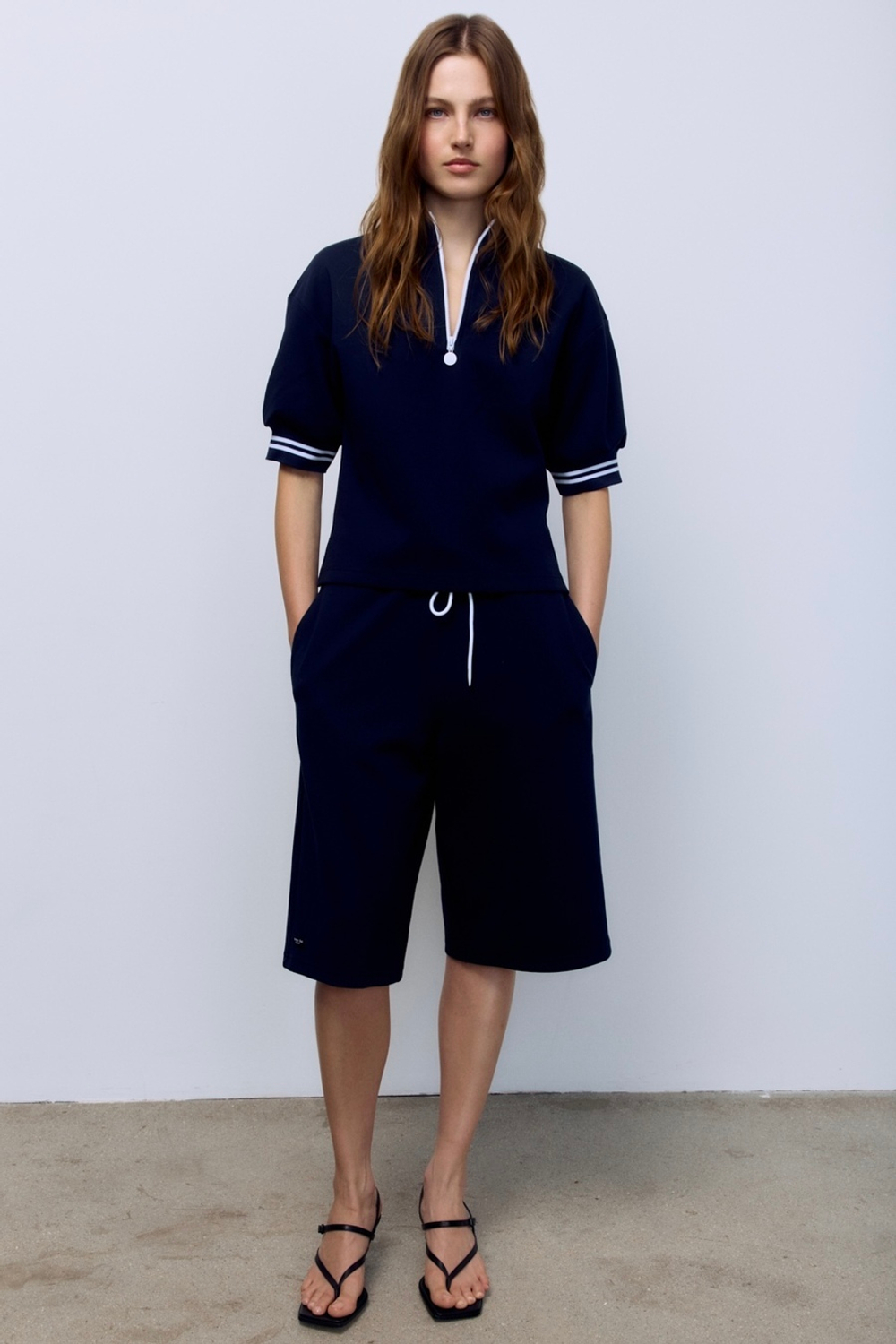 Поло на молнии с контрастными подвязами