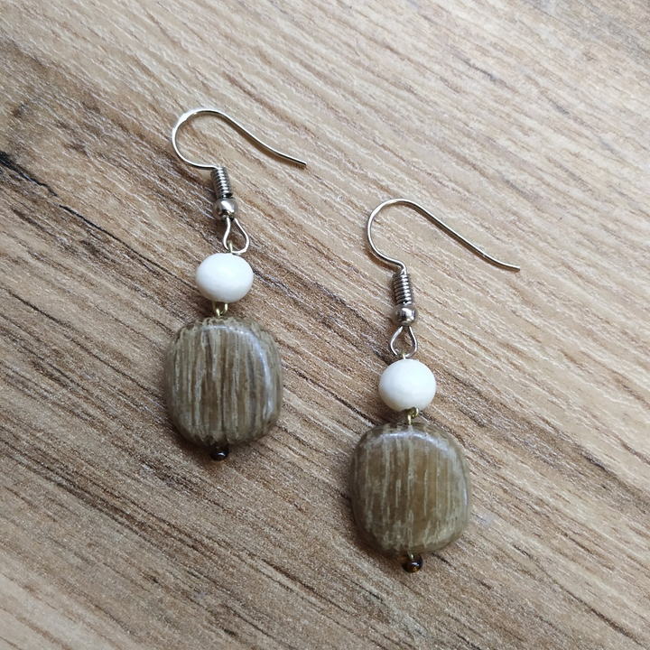 Серьги Камешек, дерево, цвет молочный, темно-кор., 13x25 мм 316079