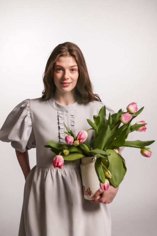 Платье с жабо и рукавами фонариками из плотного хлопка, в светло-сером цвете