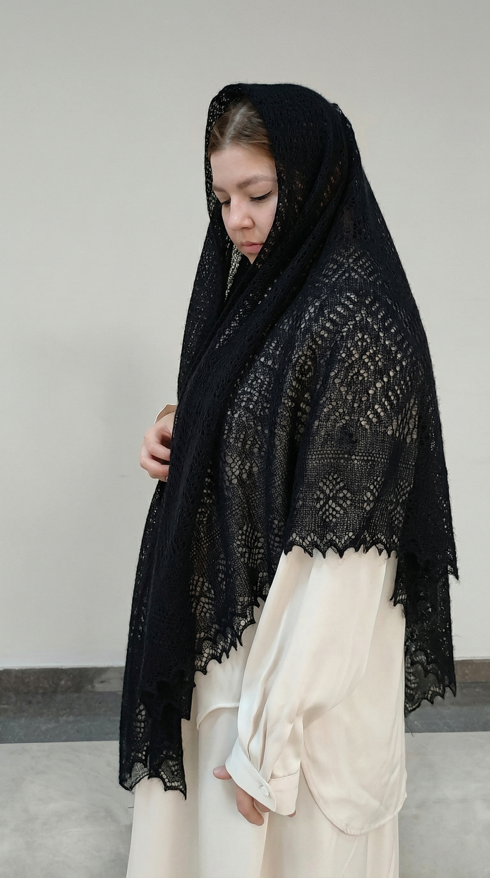 Оренбургский пуховый платок с шелком АШ150-07 черный