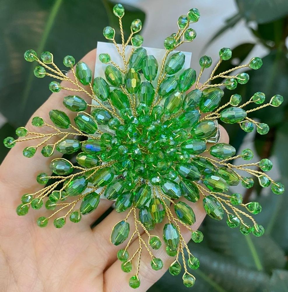 Брошь зажим "Цветок" из зеленых кристаллов Брошь зажим "Цветок" из зеленых кристаллов