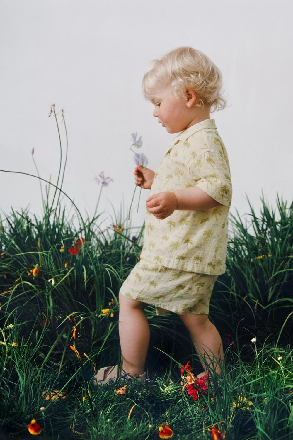 ZARA ШОРТЫ С ПРИНТОМ «ПАЛЬМЫ», ЗЕЛЕНОВАТЫЙ