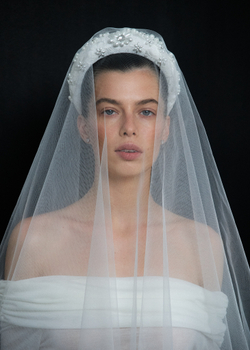 Ободок высокий с декором из жемчуга и камней