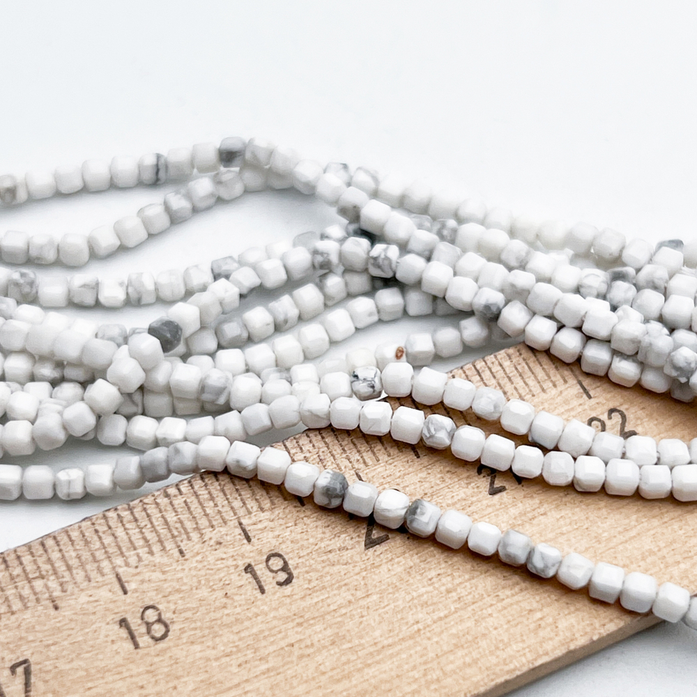 Магнезит бусины, куб, размер около 2,3-2,5 мм, цена за нить 38 см