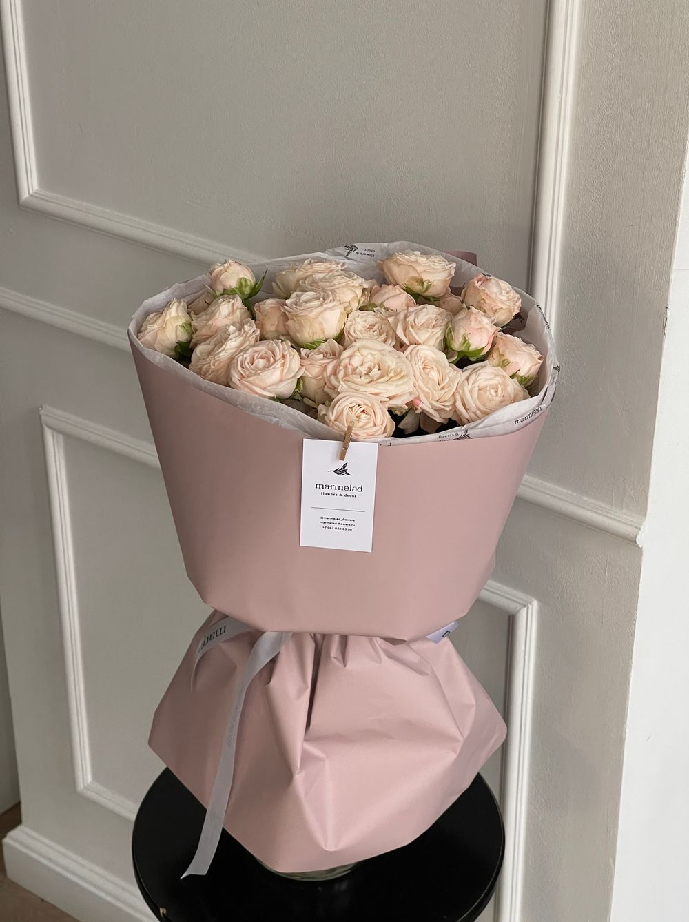 Авторский букет из кустовой пионовидной розы с крупным бутоном в оформлении