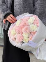 Букет из хризантемы в персиковом оттенке и диантусов