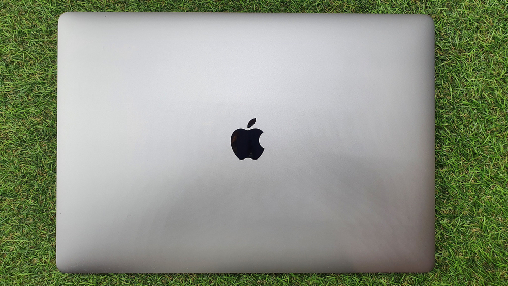 MacBook Pro 15 2018 i9/32Gb/560x 4Gb/SSD1Tb 65цикл