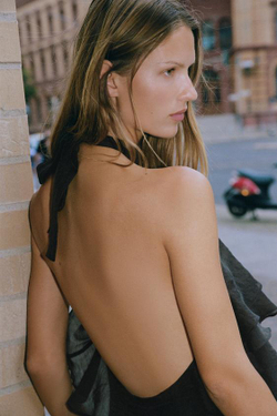 ZARA КОРОТКОЕ ПЛАТЬЕ С ВОЛАНАМИ, КОРИЧНЕВЫЙ