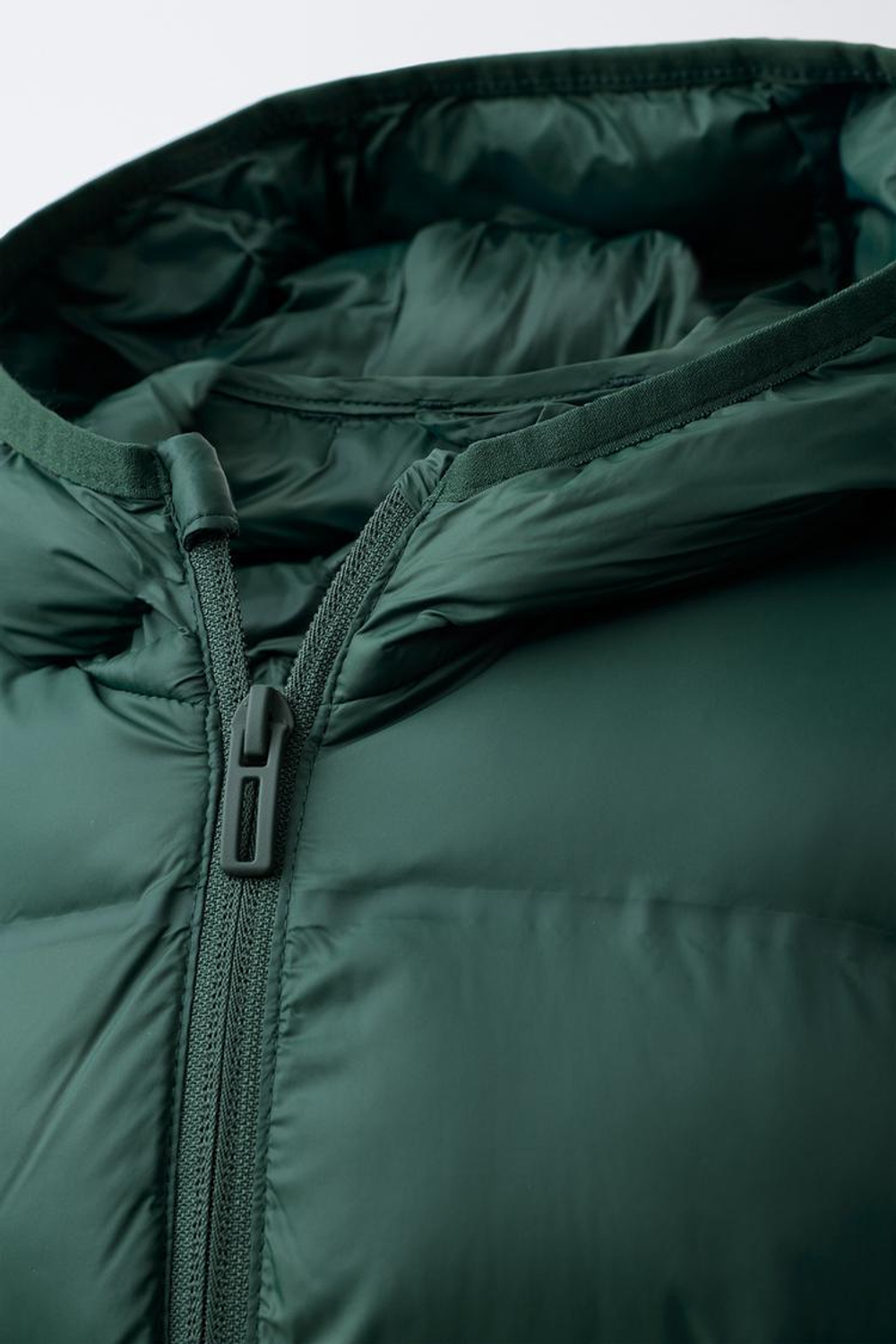 ZARA УЛЬТРАЛЕГКАЯ СТЕГАНАЯ КУРТКА С КАПЮШОНОМ, ЗЕЛЕНЫЙ