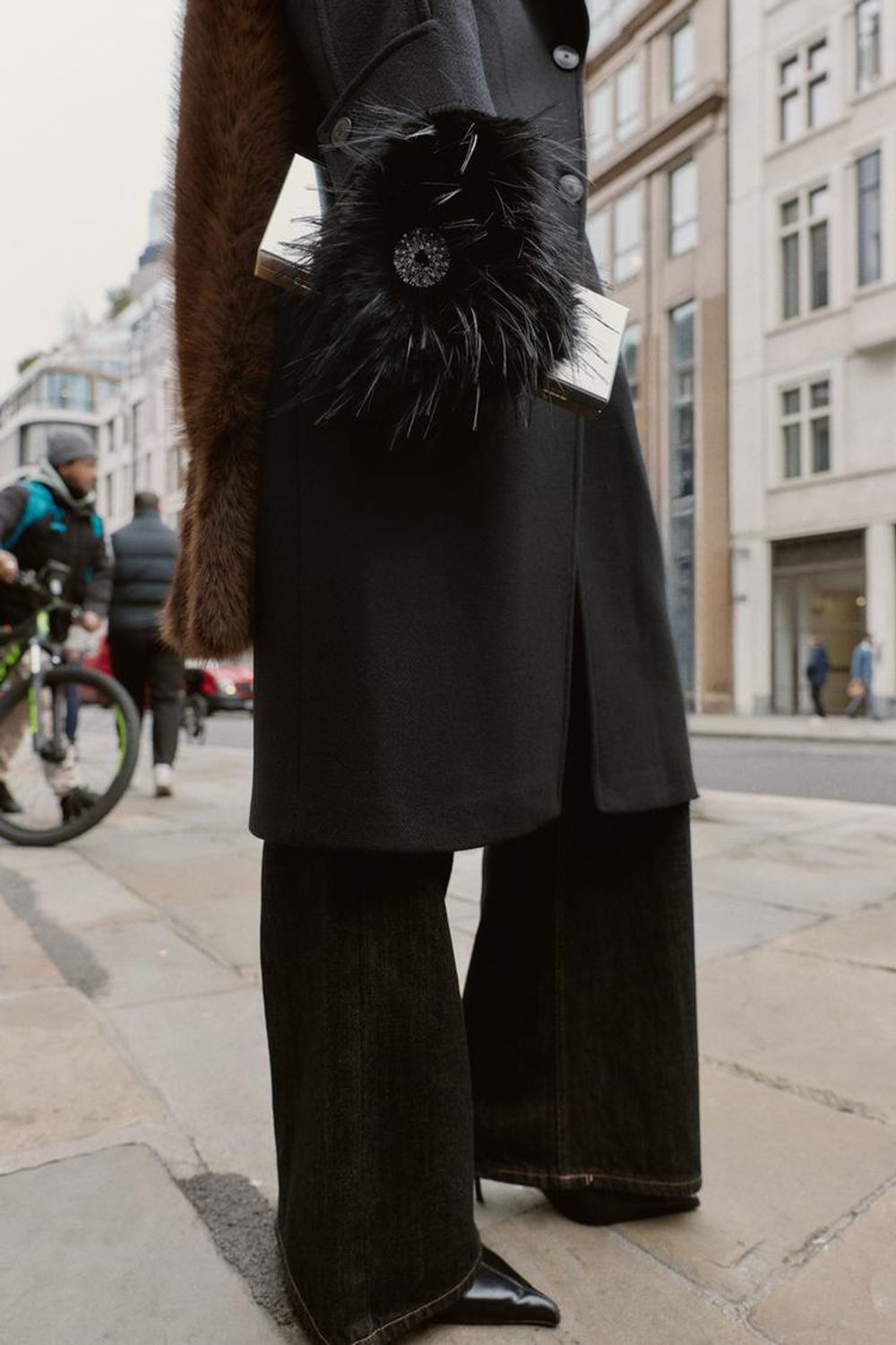 ZARA МИТЕНКИ ИЗ ИСКУССТВЕННОГО МЕХА С ДЕКОРАТИВНЫМИ КАМНЯМИ, ЧЕРНЫЙ