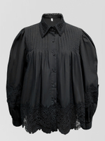 Рубашка Qian&Se однотонная с кружевами на воротнике, рукавах и снизу